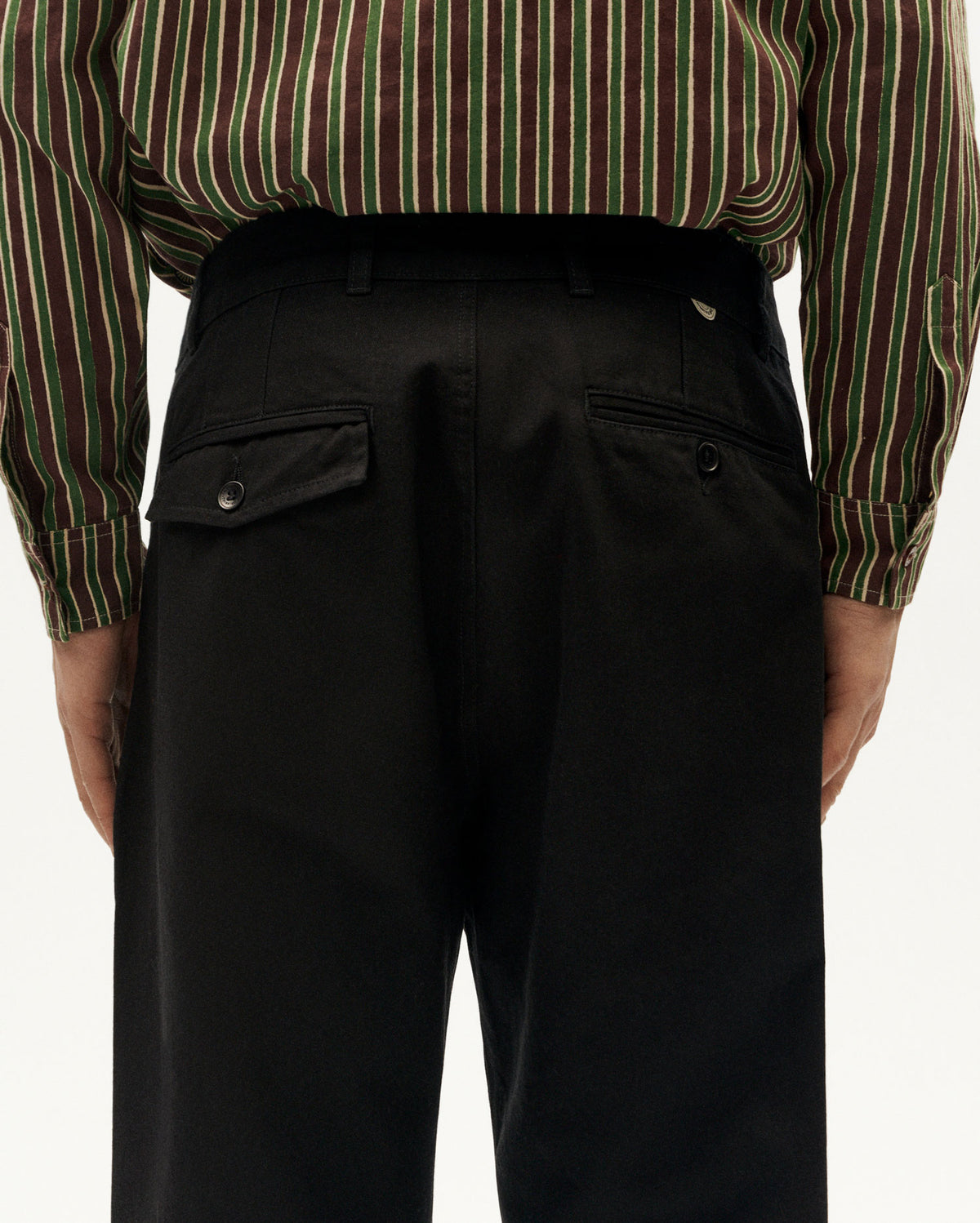 Pantalón negro Wotan sostenible-4