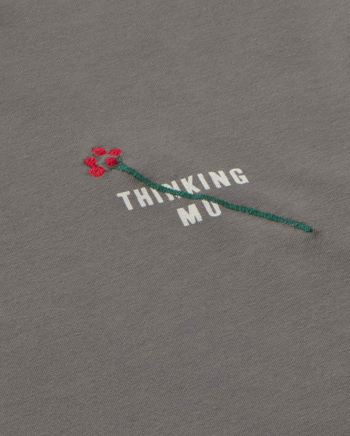 Camiseta gris bordada flower TM Zach sostenible silueta - 2