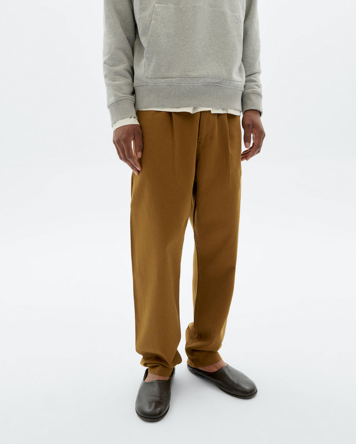 Pantalón relaxed pinza amarillo Wotan sostenible - 1