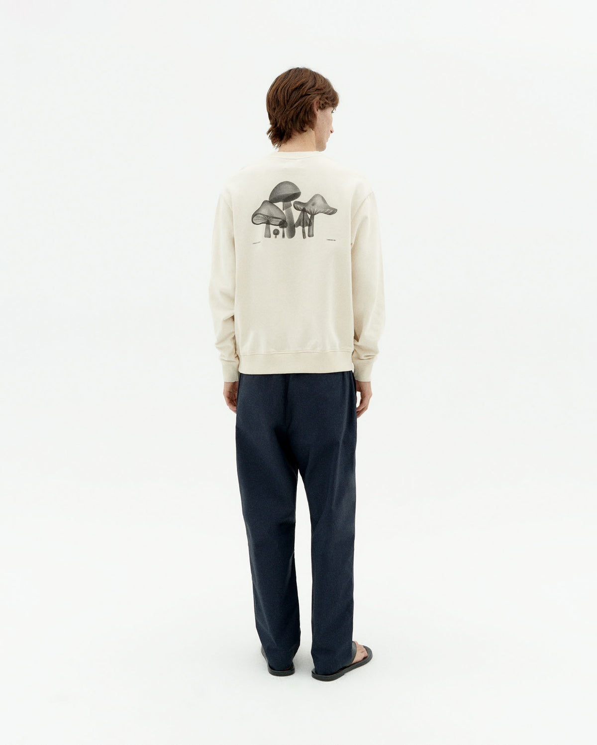 Sudadera blanca funghi Leon sostenible-5