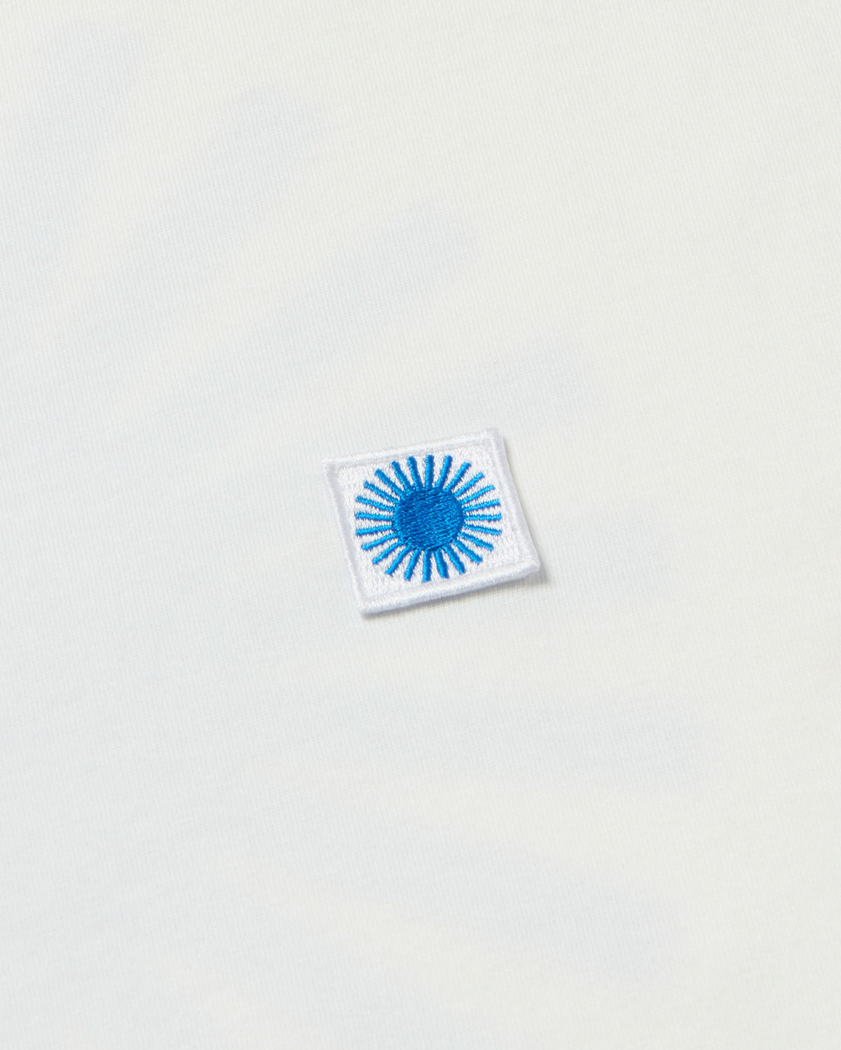 Camiseta blanca sol espalda azul sostenible - silueta 3