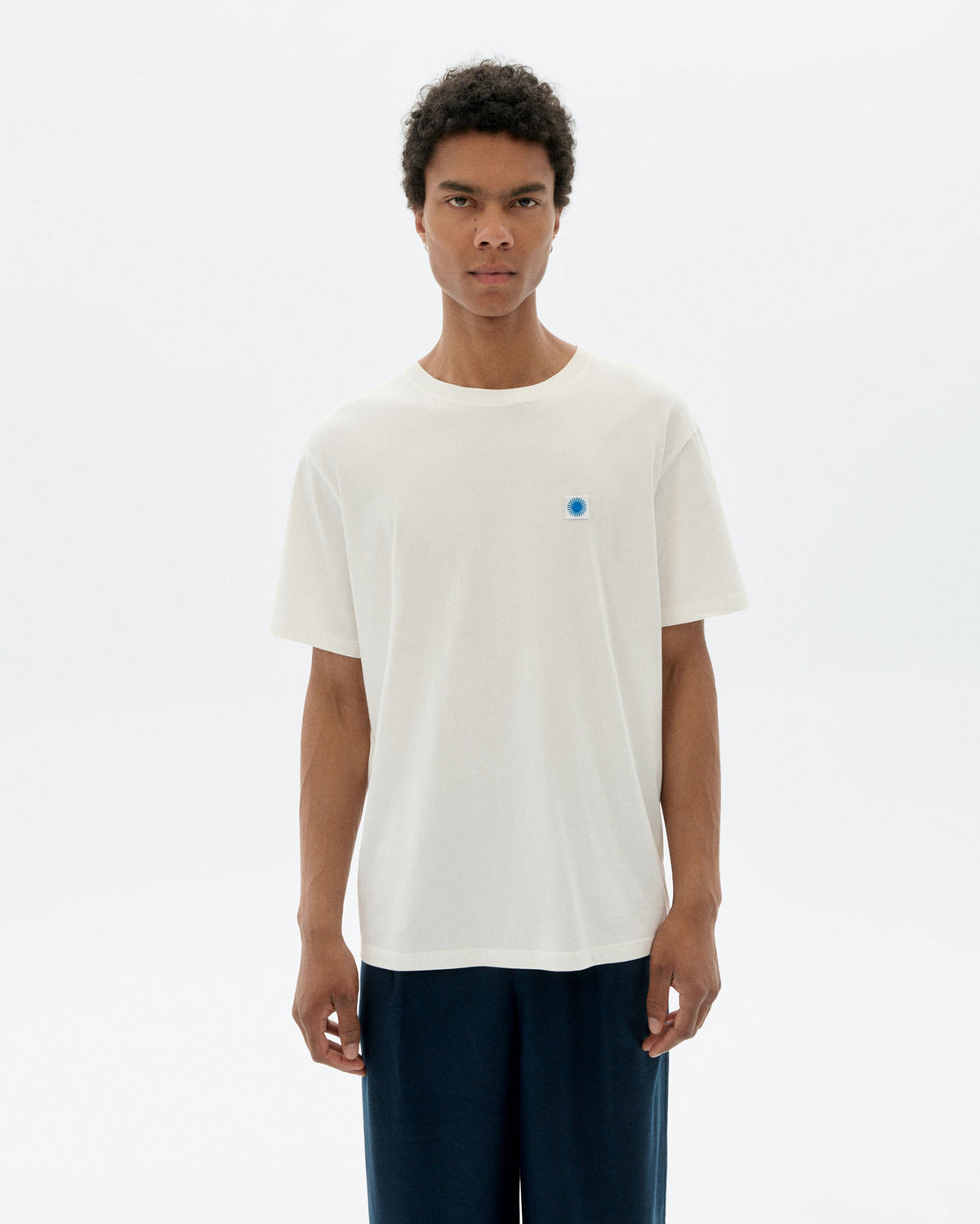 Camiseta blanca sol espalda azul sostenible - 1