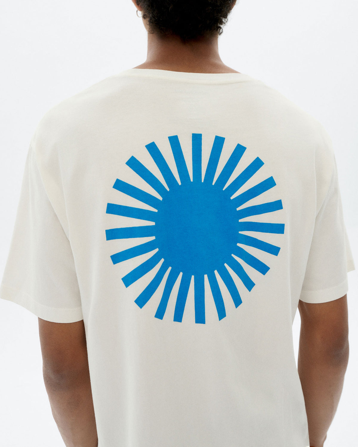 Camiseta blanca sol espalda azul sostenible - 3