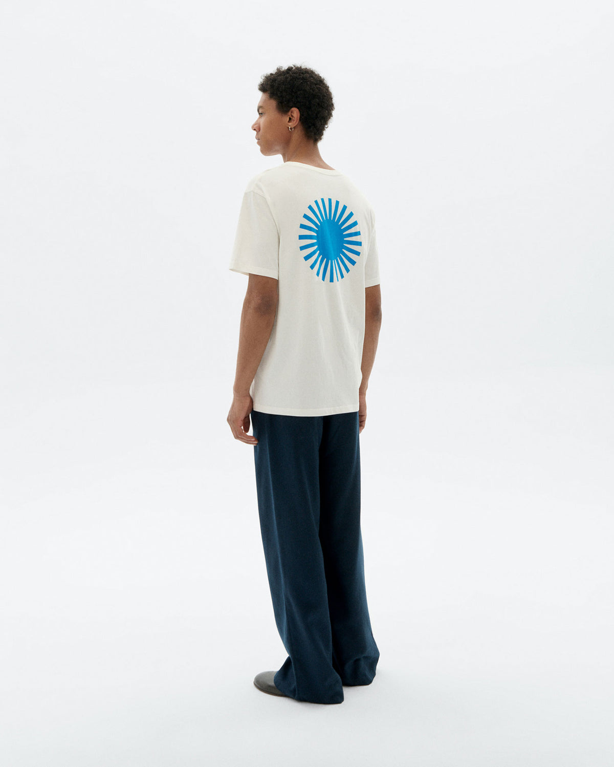 Camiseta blanca sol espalda azul sostenible - 4