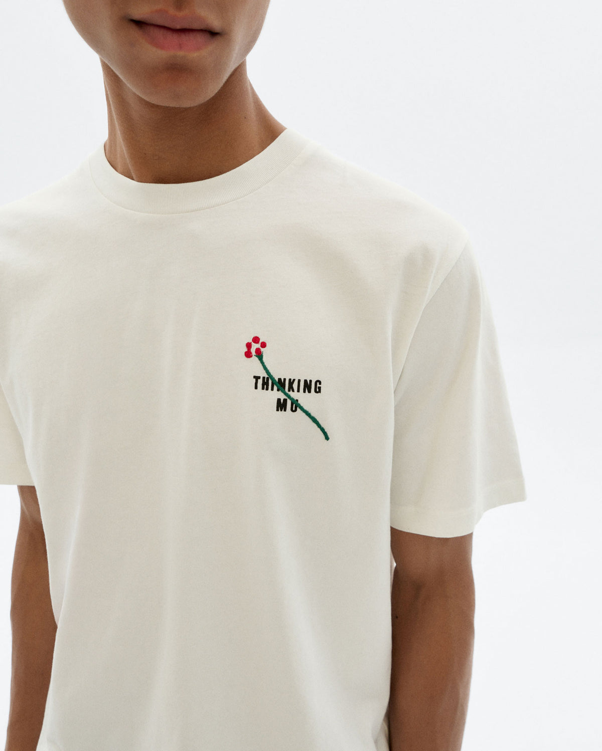 Camiseta blanca bordada flower TM Zach sostenible - 3
