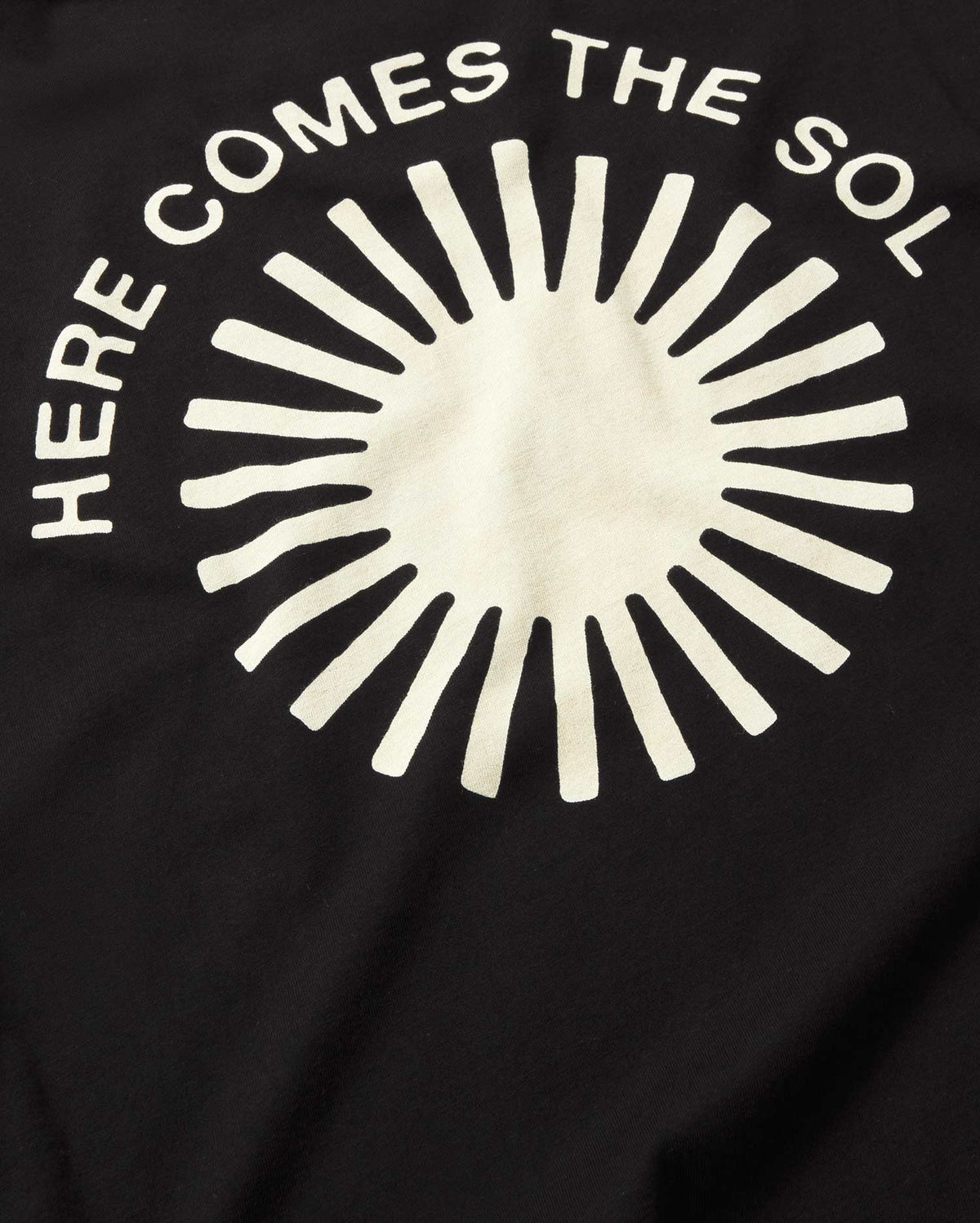 Camiseta negra sol retro Emilio sostenible - silueta 3