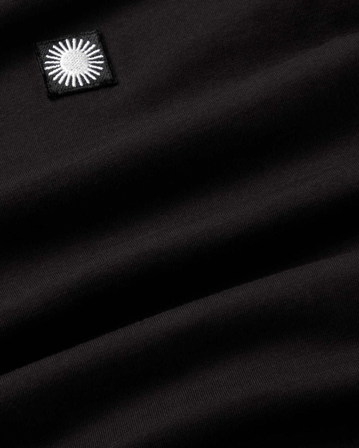 Camiseta negra sol retro Emilio sostenible - silueta 4