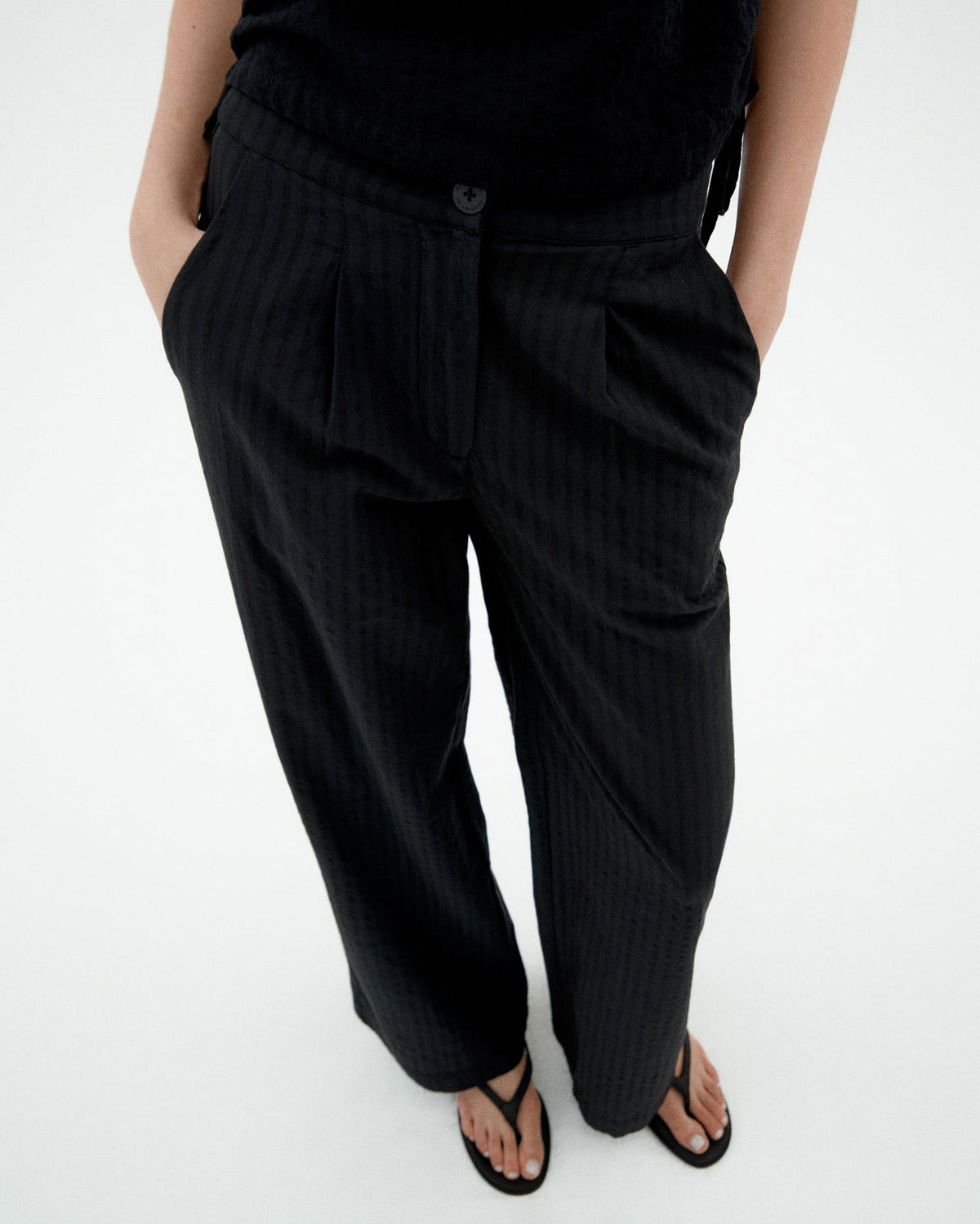 Pantalón negro seersucker Manolita sostenible-3