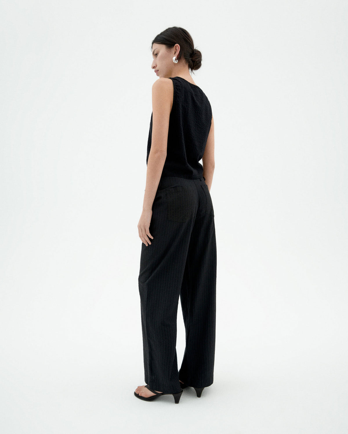 Pantalón negro seersucker Manolita sostenible-4