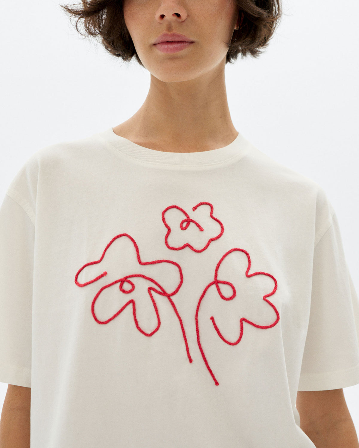 Camiseta blanca bordada a mano flower Lucia sostenible - 3